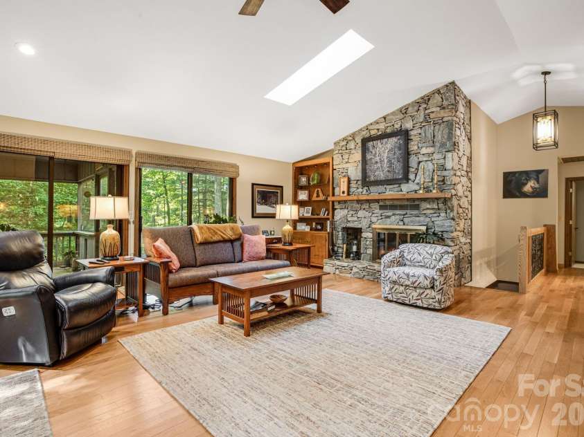 36 Foxglove Road, Hendersonville, NC 28739.  MLS# CAR4384856, YatesRealty ID 25592. 