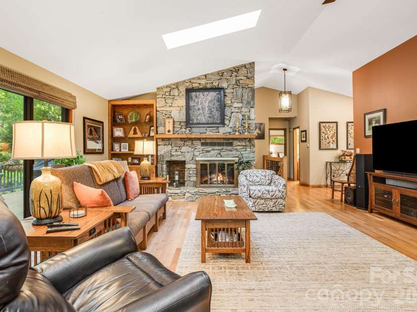 36 Foxglove Road, Hendersonville, NC 28739.  MLS# CAR4384856, YatesRealty ID 25592. 