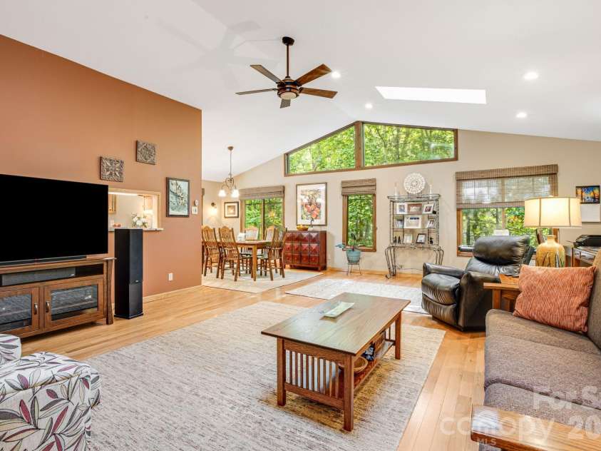 36 Foxglove Road, Hendersonville, NC 28739.  MLS# CAR4384856, YatesRealty ID 25592. 