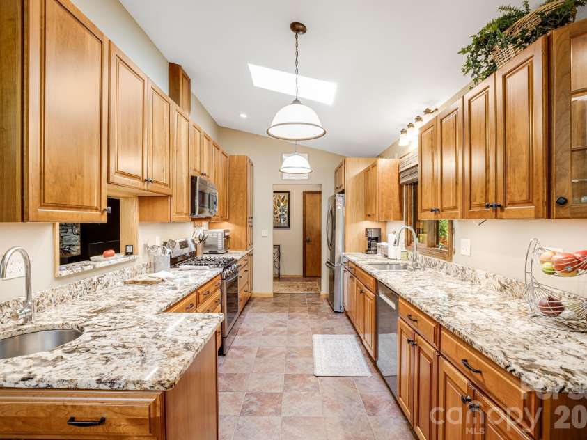 36 Foxglove Road, Hendersonville, NC 28739.  MLS# CAR4384856, YatesRealty ID 25592. 