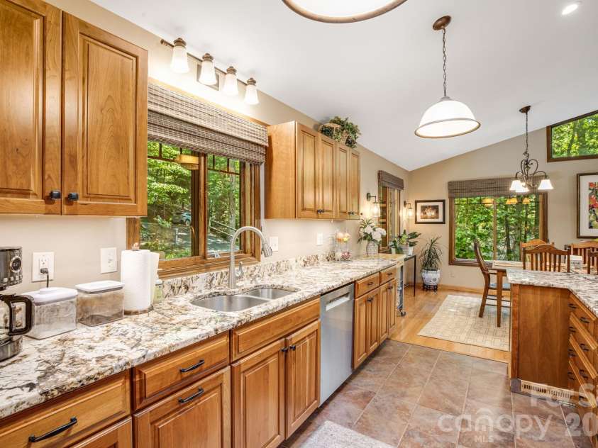 36 Foxglove Road, Hendersonville, NC 28739.  MLS# CAR4384856, YatesRealty ID 25592. 