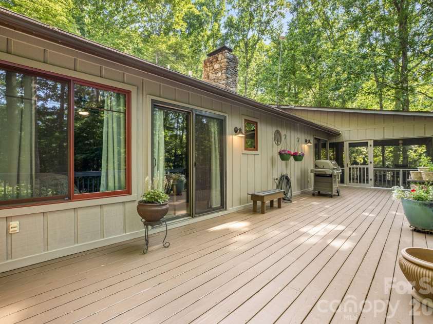 36 Foxglove Road, Hendersonville, NC 28739.  MLS# CAR4384856, YatesRealty ID 25592. 