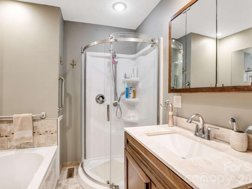 36 Foxglove Road, Hendersonville, NC 28739.  MLS# CAR4384856, YatesRealty ID 25592. 