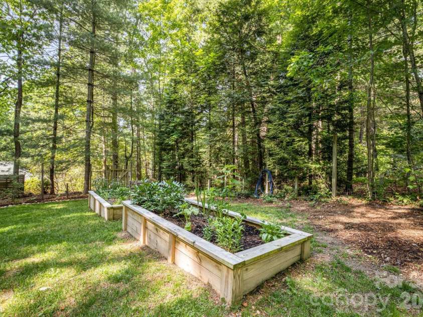 36 Foxglove Road, Hendersonville, NC 28739.  MLS# CAR4384856, YatesRealty ID 25592. 