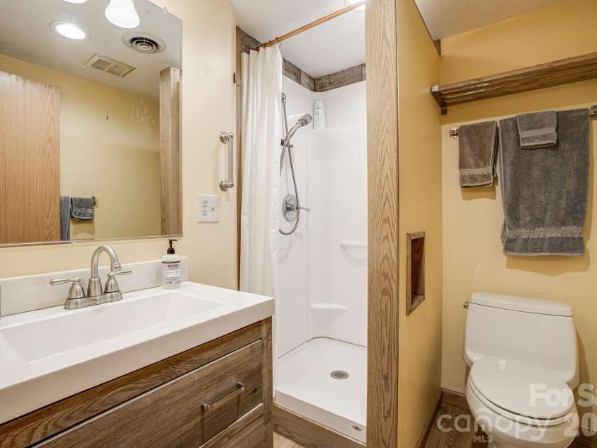 36 Foxglove Road, Hendersonville, NC 28739.  MLS# CAR4384856, YatesRealty ID 25592. Full bath LL.