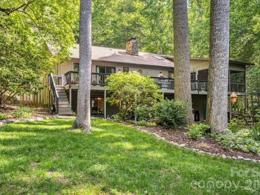 36 Foxglove Road, Hendersonville, NC 28739.  MLS# CAR4384856, YatesRealty ID 25592. Lovely yard