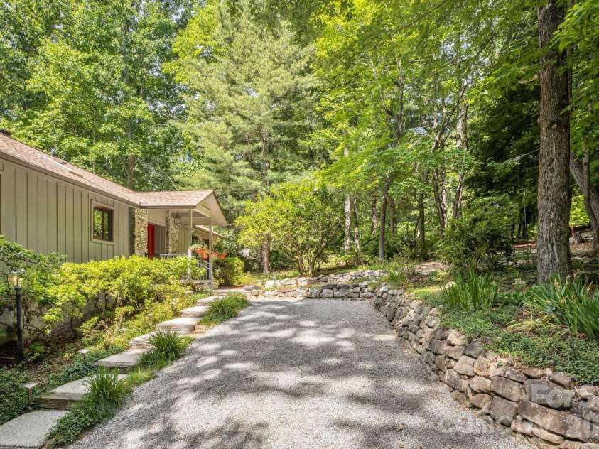 36 Foxglove Road, Hendersonville, NC 28739.  MLS# CAR4384856, YatesRealty ID 25592. Pull off to front door