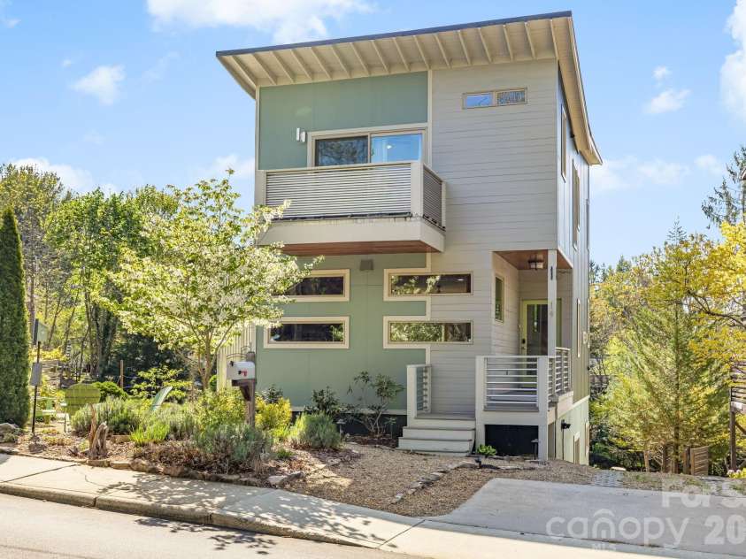 14 Sulphur Springs Road, Asheville, NC 28806.  MLS# CAR4369760, YatesRealty ID 25595. 