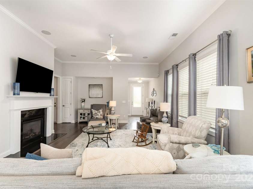 7025 Overjoyed Crossing, Charlotte, NC 28215.  MLS# CAR4278663, YatesRealty ID 25597. 