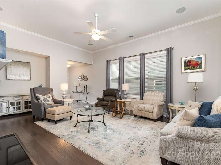 7025 Overjoyed Crossing, Charlotte, NC 28215.  MLS# CAR4278663, YatesRealty ID 25597. 