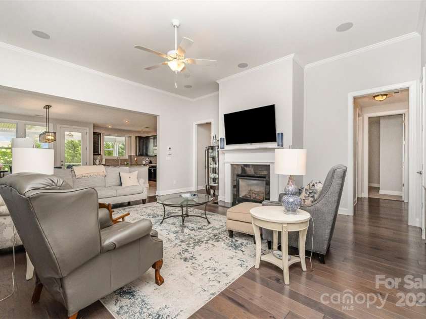 7025 Overjoyed Crossing, Charlotte, NC 28215.  MLS# CAR4278663, YatesRealty ID 25597. 