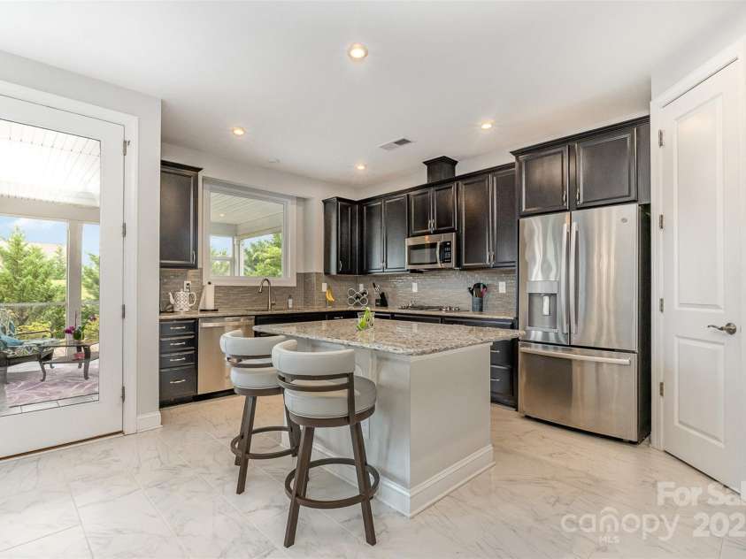 7025 Overjoyed Crossing, Charlotte, NC 28215.  MLS# CAR4278663, YatesRealty ID 25597. 