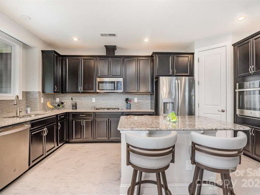 7025 Overjoyed Crossing, Charlotte, NC 28215.  MLS# CAR4278663, YatesRealty ID 25597. 