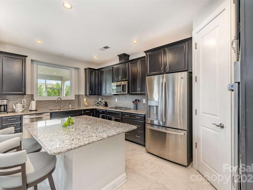 7025 Overjoyed Crossing, Charlotte, NC 28215.  MLS# CAR4278663, YatesRealty ID 25597. 