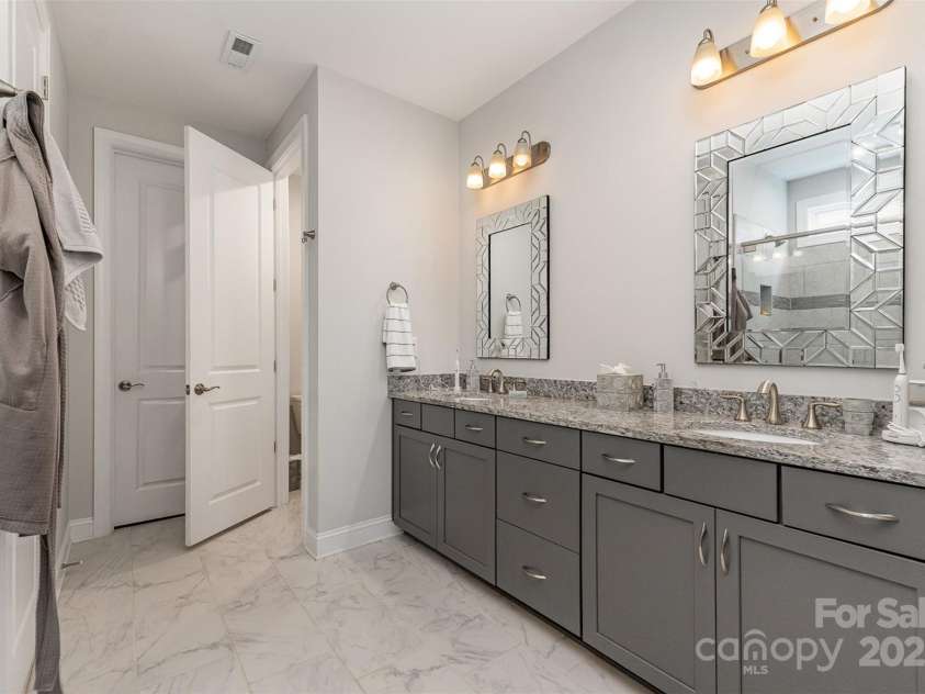 7025 Overjoyed Crossing, Charlotte, NC 28215.  MLS# CAR4278663, YatesRealty ID 25597. 