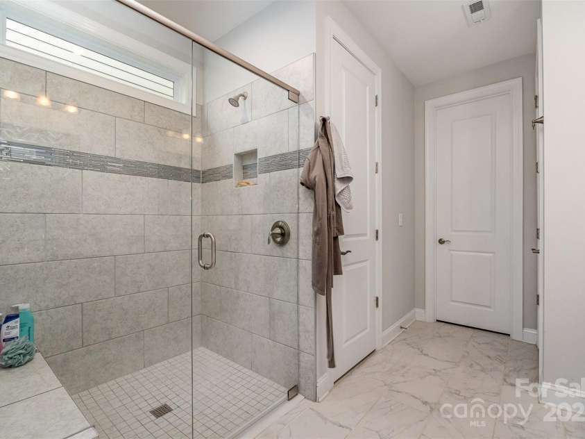 7025 Overjoyed Crossing, Charlotte, NC 28215.  MLS# CAR4278663, YatesRealty ID 25597. 