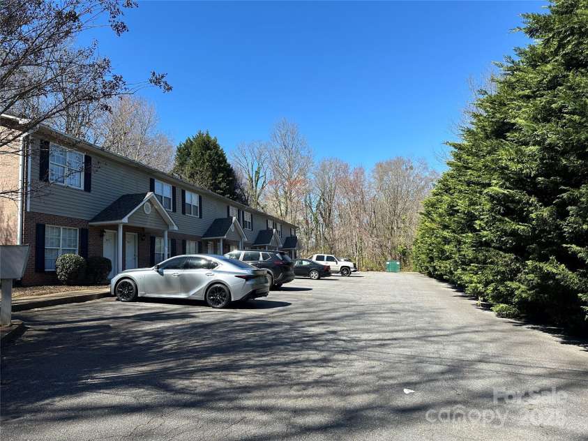 972 8th Avenue, Hickory, NC 28601.  MLS# CAR4281072, YatesRealty ID 25599. 