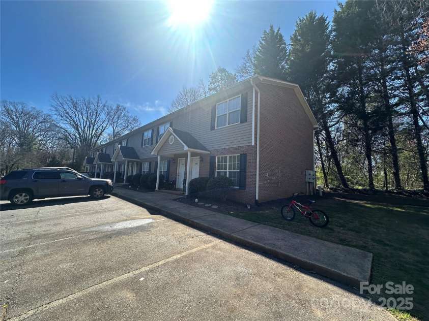 972 8th Avenue, Hickory, NC 28601.  MLS# CAR4281072, YatesRealty ID 25599. 