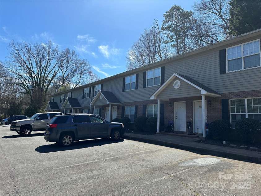 972 8th Avenue, Hickory, NC 28601.  MLS# CAR4281072, YatesRealty ID 25599. 