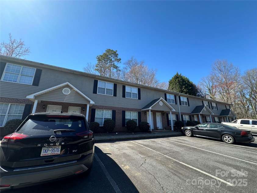 972 8th Avenue, Hickory, NC 28601.  MLS# CAR4281072, YatesRealty ID 25599. 