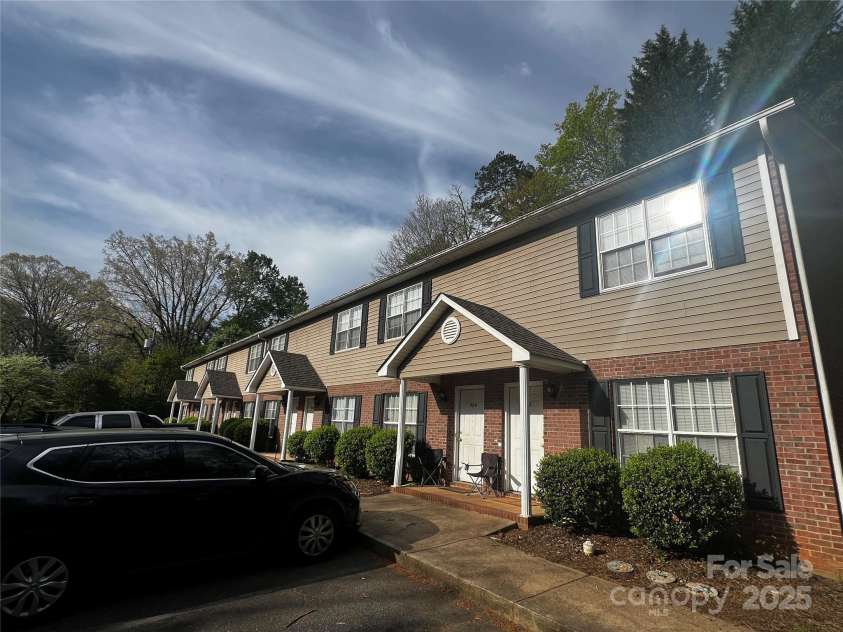 972 8th Avenue, Hickory, NC 28601.  MLS# CAR4281072, YatesRealty ID 25599. 