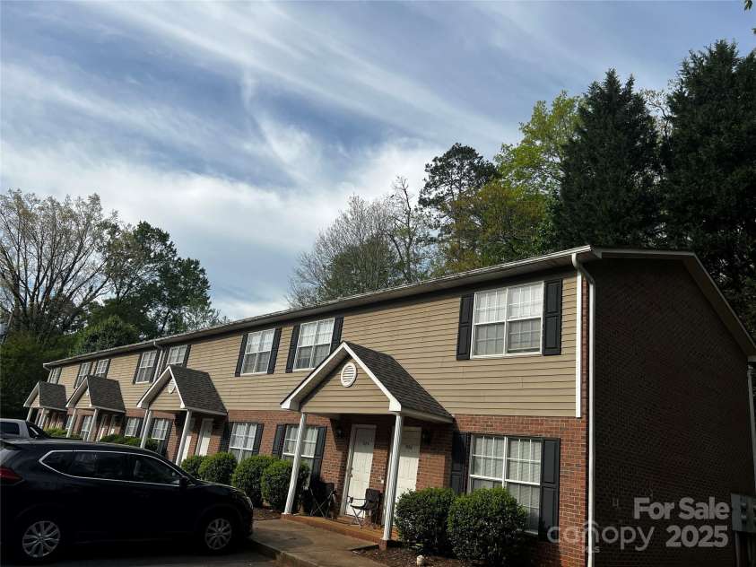 972 8th Avenue, Hickory, NC 28601.  MLS# CAR4281072, YatesRealty ID 25599. 