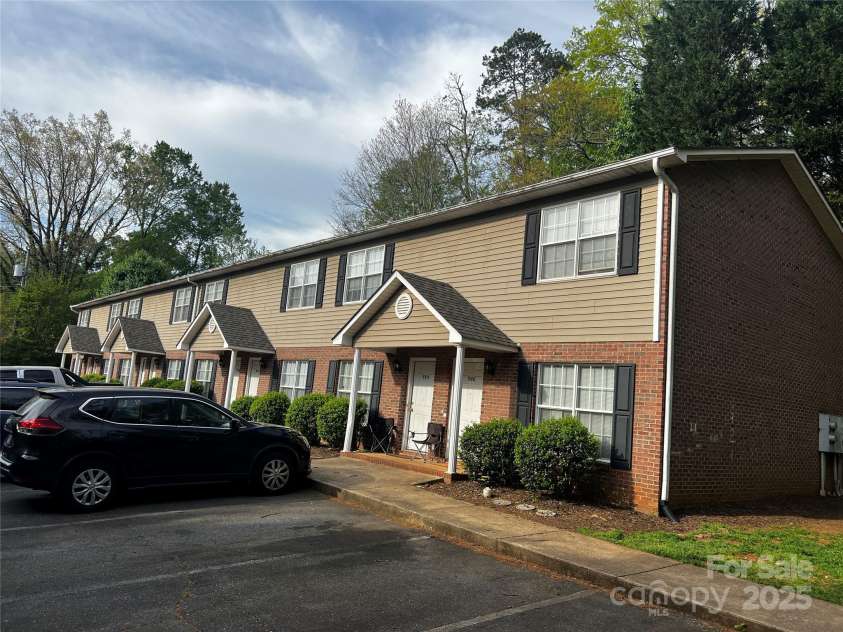 972 8th Avenue, Hickory, NC 28601.  MLS# CAR4281072, YatesRealty ID 25599. 