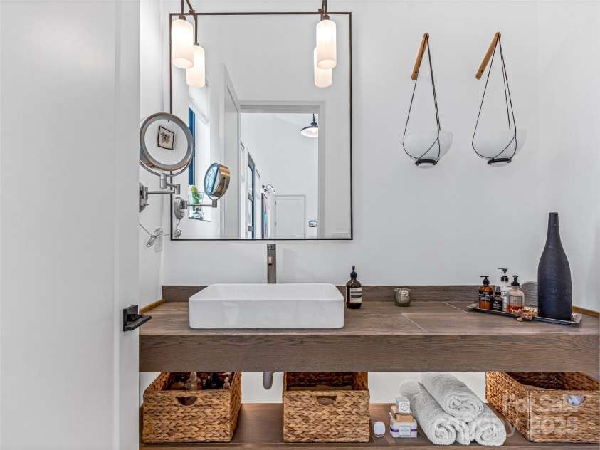 11 Bayonne Trail, Asheville, NC 28804.  MLS# CAR4250937, YatesRealty ID 256. Main level half bath