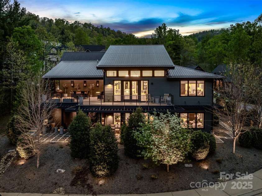 11 Bayonne Trail, Asheville, NC 28804.  MLS# CAR4250937, YatesRealty ID 256. This is Luxury Mountain Living