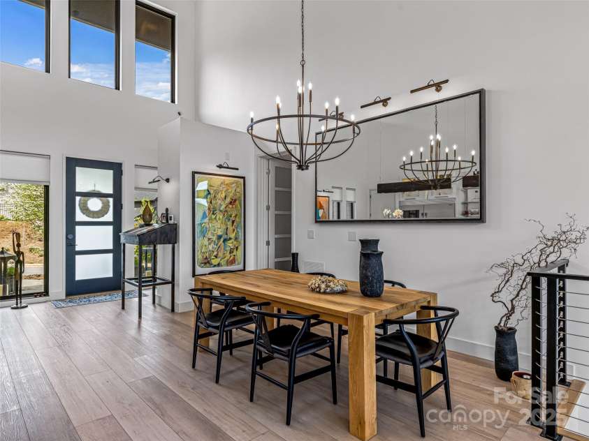 11 Bayonne Trail, Asheville, NC 28804.  MLS# CAR4250937, YatesRealty ID 256. Welcoming dining area