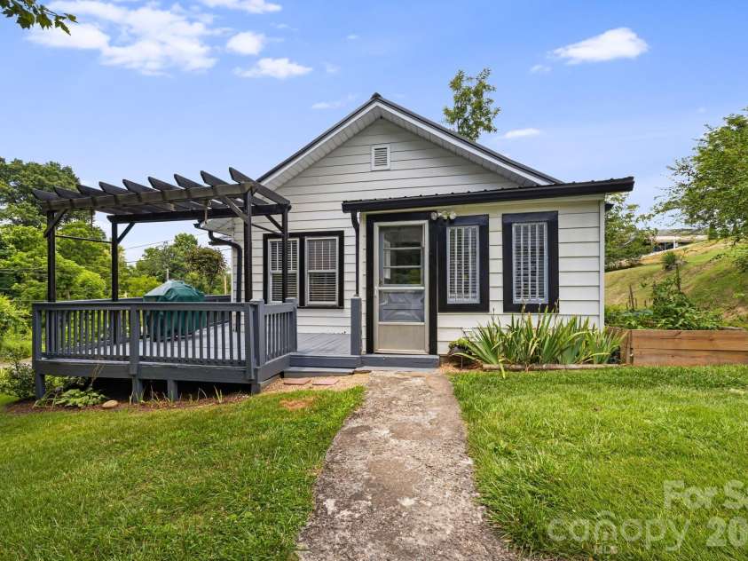 29 Ponder Street, Mars Hill, NC 28754.  MLS# CAR4286832, YatesRealty ID 2560. 