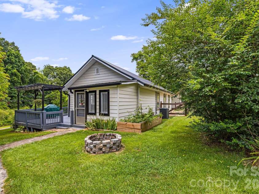 29 Ponder Street, Mars Hill, NC 28754.  MLS# CAR4286832, YatesRealty ID 2560. 