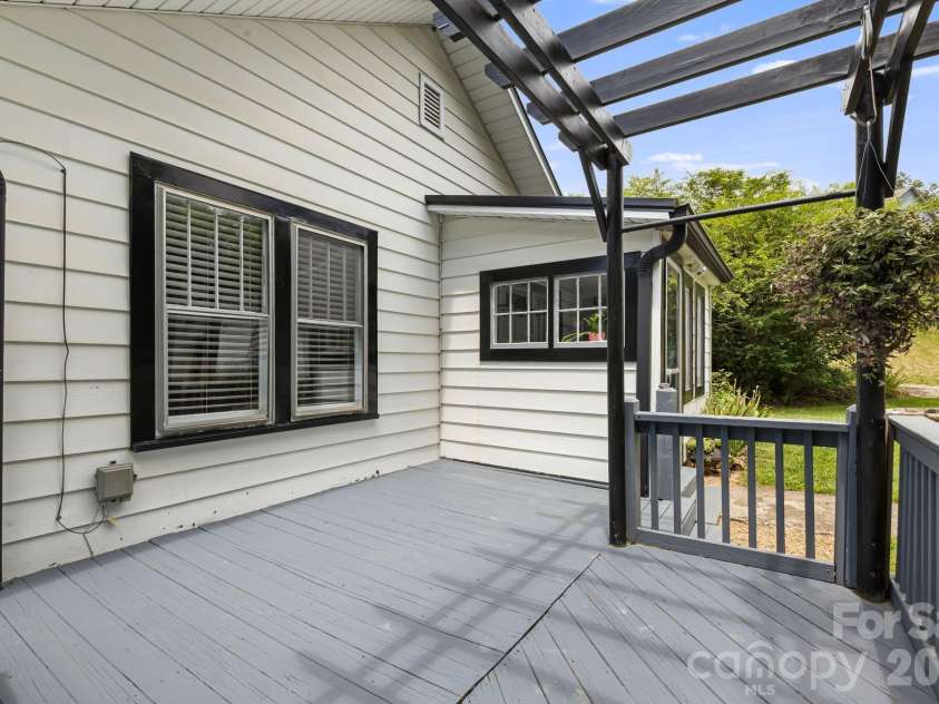 29 Ponder Street, Mars Hill, NC 28754.  MLS# CAR4286832, YatesRealty ID 2560. 