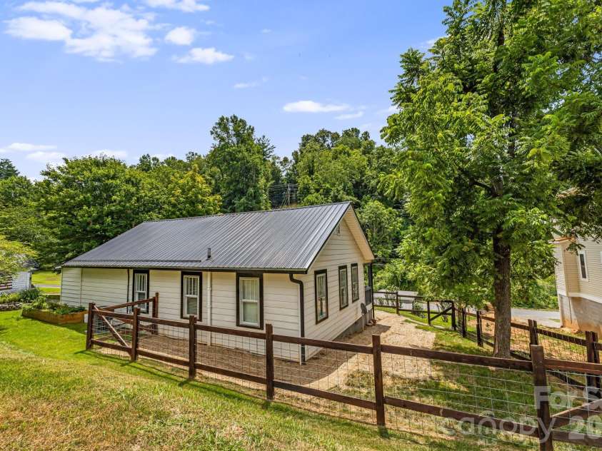 29 Ponder Street, Mars Hill, NC 28754.  MLS# CAR4286832, YatesRealty ID 2560. 