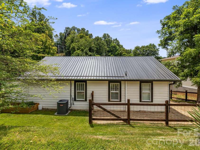 29 Ponder Street, Mars Hill, NC 28754.  MLS# CAR4286832, YatesRealty ID 2560. 