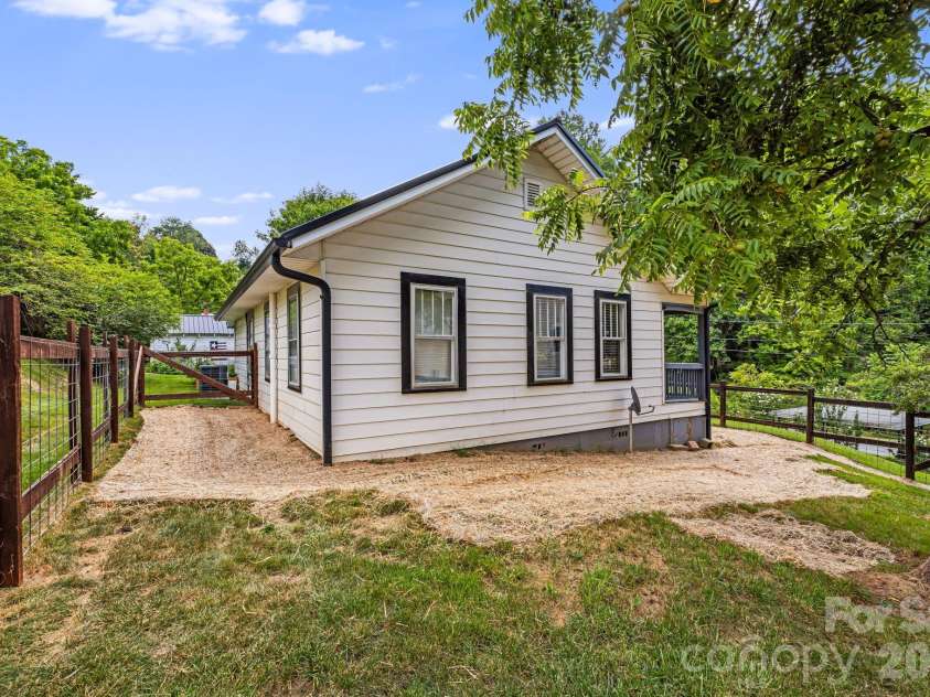 29 Ponder Street, Mars Hill, NC 28754.  MLS# CAR4286832, YatesRealty ID 2560. 