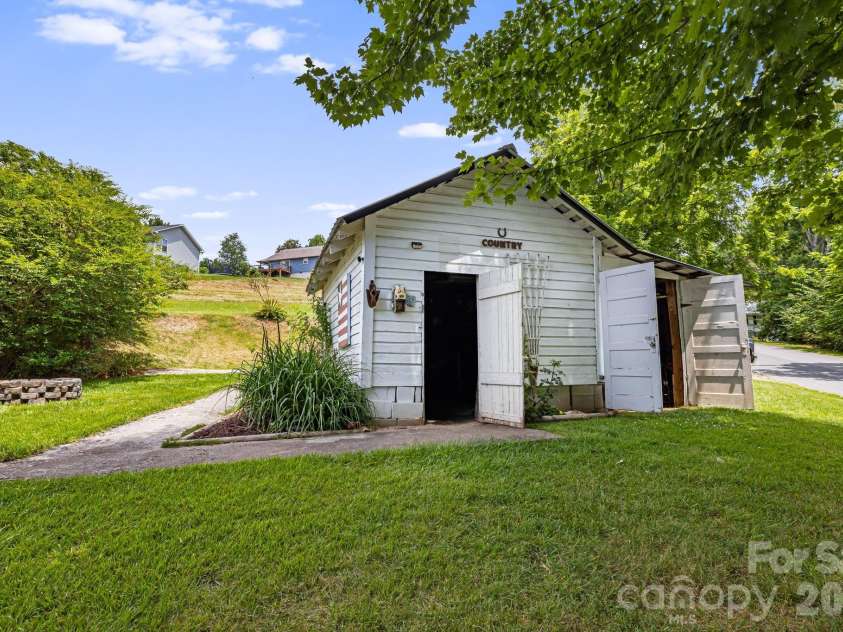 29 Ponder Street, Mars Hill, NC 28754.  MLS# CAR4286832, YatesRealty ID 2560. 