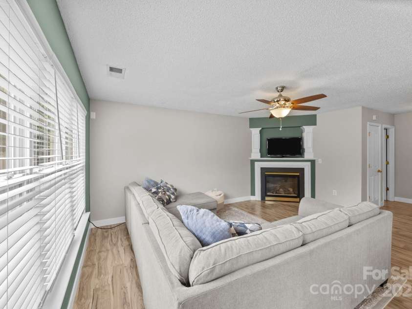 8009 Trotter Road, Charlotte, NC 28216.  MLS# CAR4277381, YatesRealty ID 25601. 