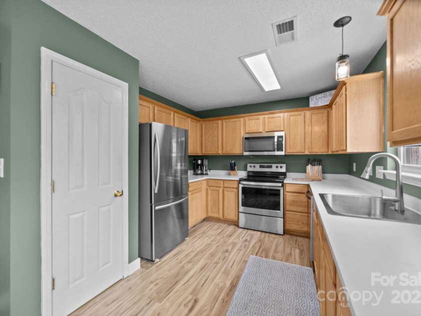 8009 Trotter Road, Charlotte, NC 28216.  MLS# CAR4277381, YatesRealty ID 25601. 