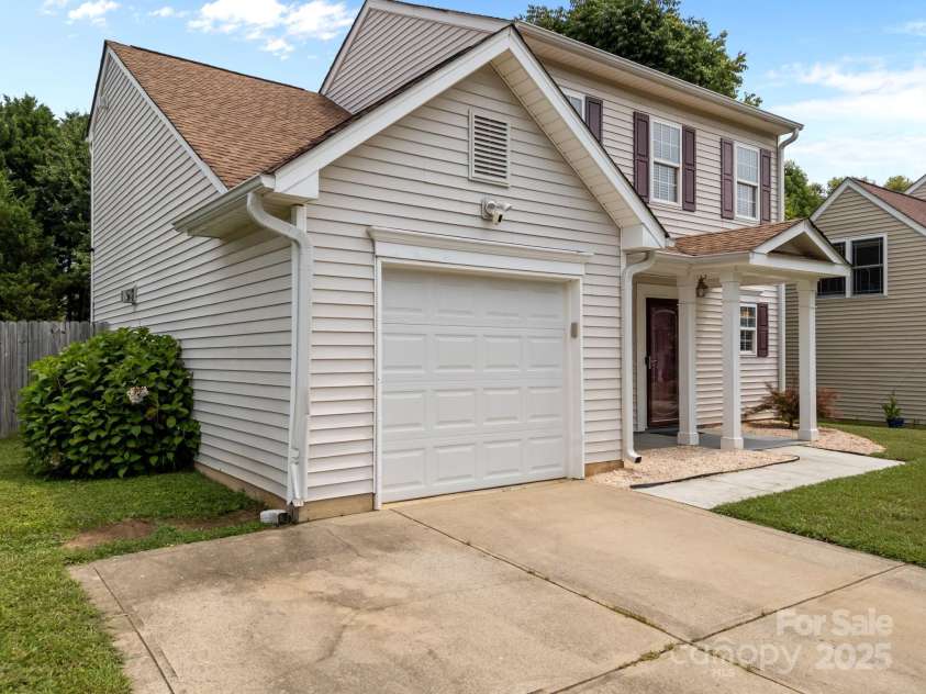 8009 Trotter Road, Charlotte, NC 28216.  MLS# CAR4277381, YatesRealty ID 25601. 