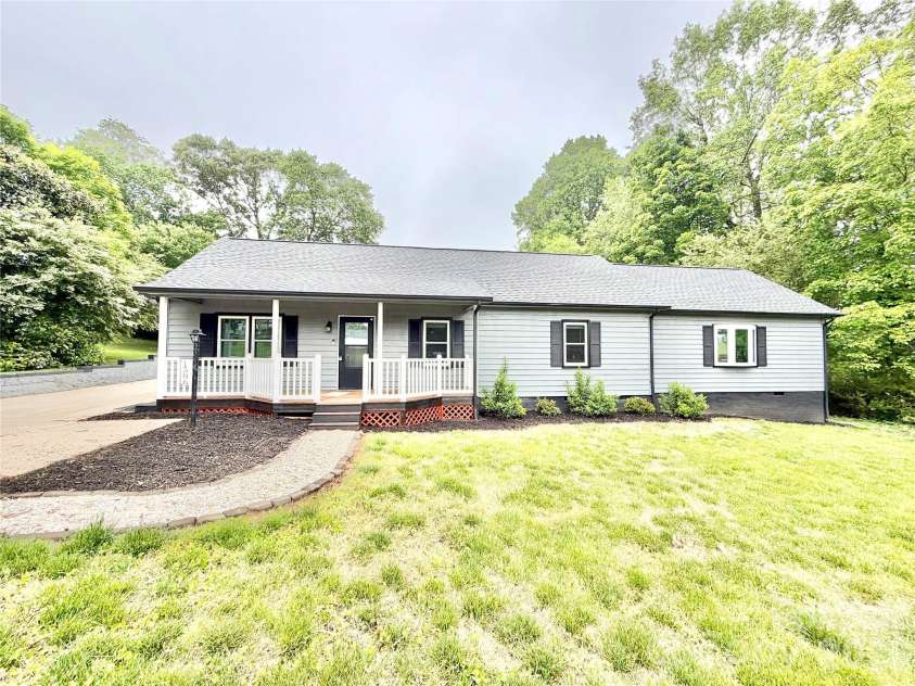 1586 Kenlane Drive, Hickory, NC 28601.  MLS# CAR4377575, YatesRealty ID 25603. 
