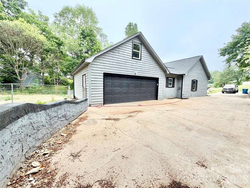 1586 Kenlane Drive, Hickory, NC 28601.  MLS# CAR4377575, YatesRealty ID 25603. 