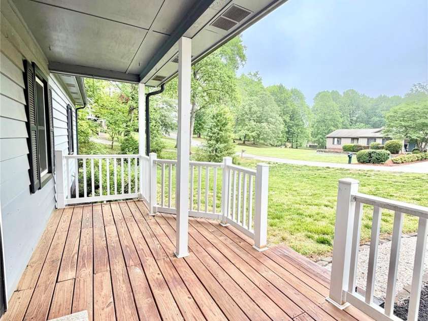 1586 Kenlane Drive, Hickory, NC 28601.  MLS# CAR4377575, YatesRealty ID 25603. 