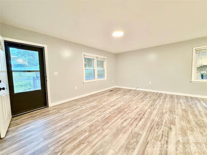 1586 Kenlane Drive, Hickory, NC 28601.  MLS# CAR4377575, YatesRealty ID 25603. 