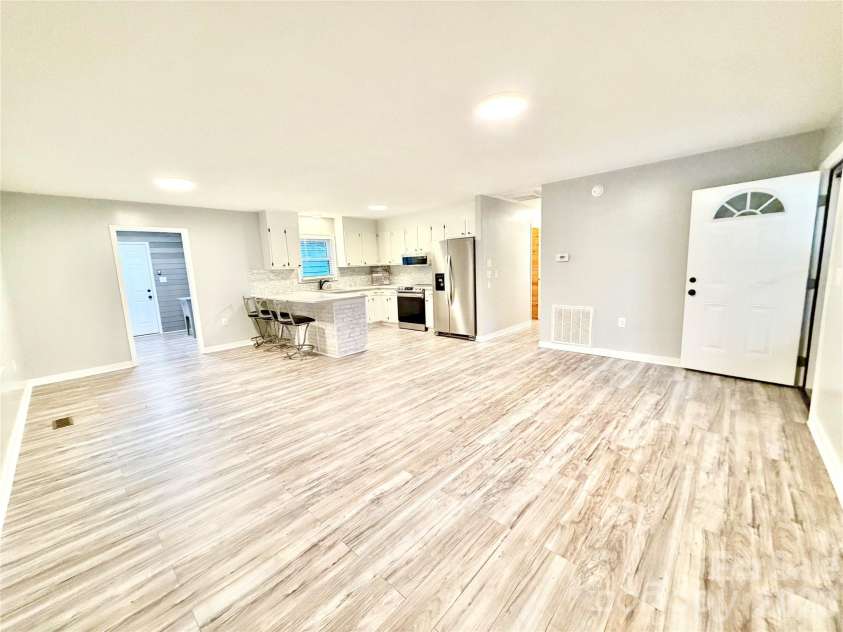 1586 Kenlane Drive, Hickory, NC 28601.  MLS# CAR4377575, YatesRealty ID 25603. 
