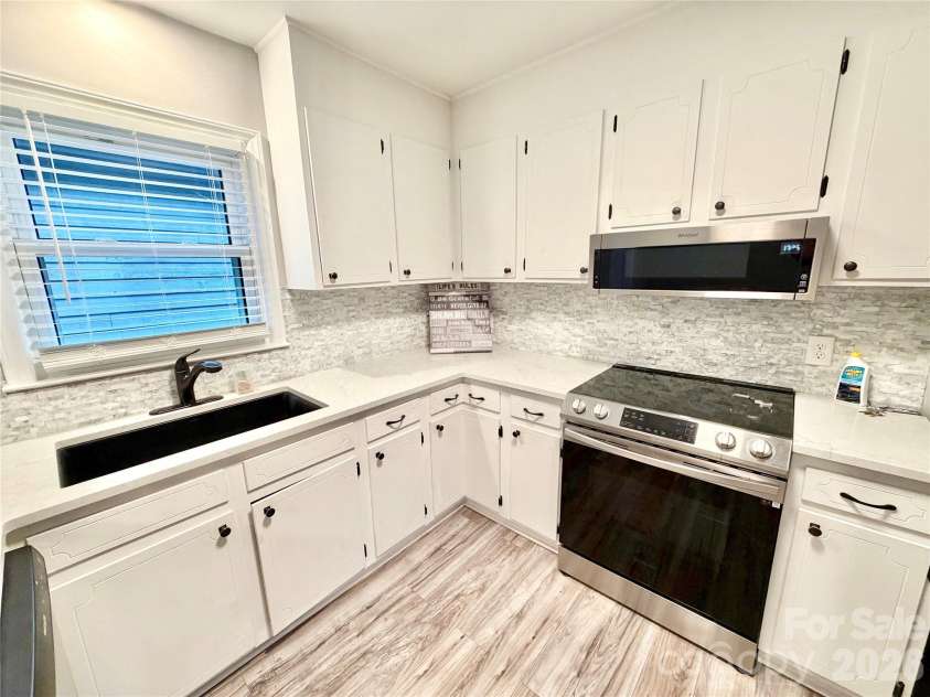 1586 Kenlane Drive, Hickory, NC 28601.  MLS# CAR4377575, YatesRealty ID 25603. 