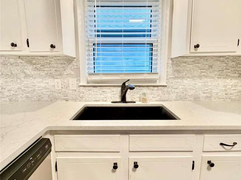 1586 Kenlane Drive, Hickory, NC 28601.  MLS# CAR4377575, YatesRealty ID 25603. 