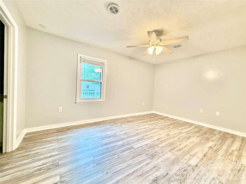 1586 Kenlane Drive, Hickory, NC 28601.  MLS# CAR4377575, YatesRealty ID 25603. 