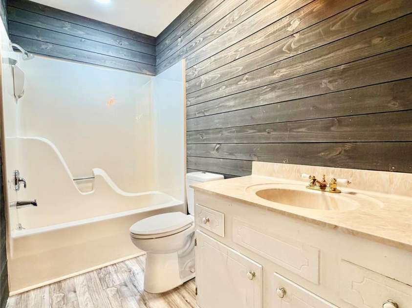 1586 Kenlane Drive, Hickory, NC 28601.  MLS# CAR4377575, YatesRealty ID 25603. 
