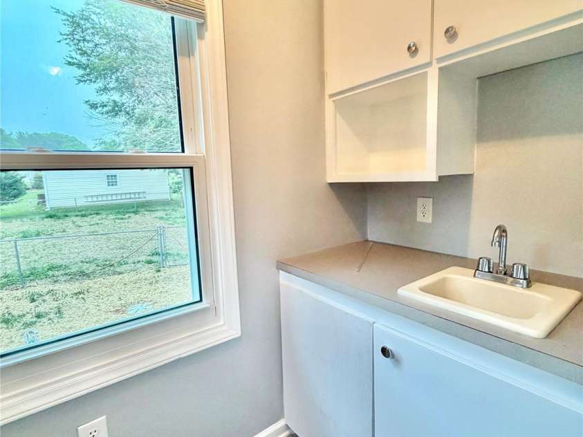 1586 Kenlane Drive, Hickory, NC 28601.  MLS# CAR4377575, YatesRealty ID 25603. 
